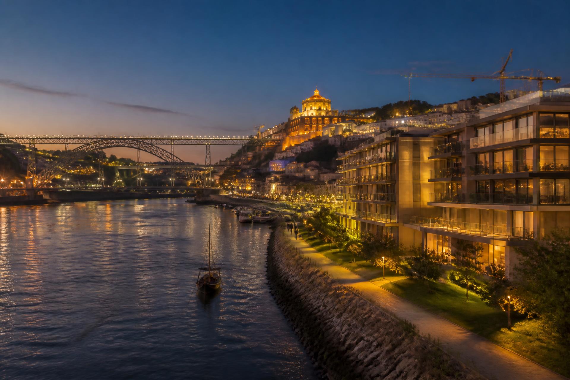 Vista do Douro ao anoitecer com apartamentos premium em Porto